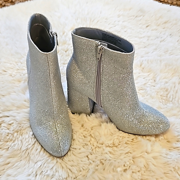 Madden Girl Glitter Fab Silver Sparkle Booties size 6.5, like new, without box - Picture 2 of 12